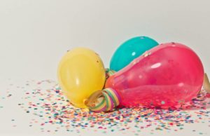 Read more about the article Comment décorer une salle de fêtes avec les ballons ?
