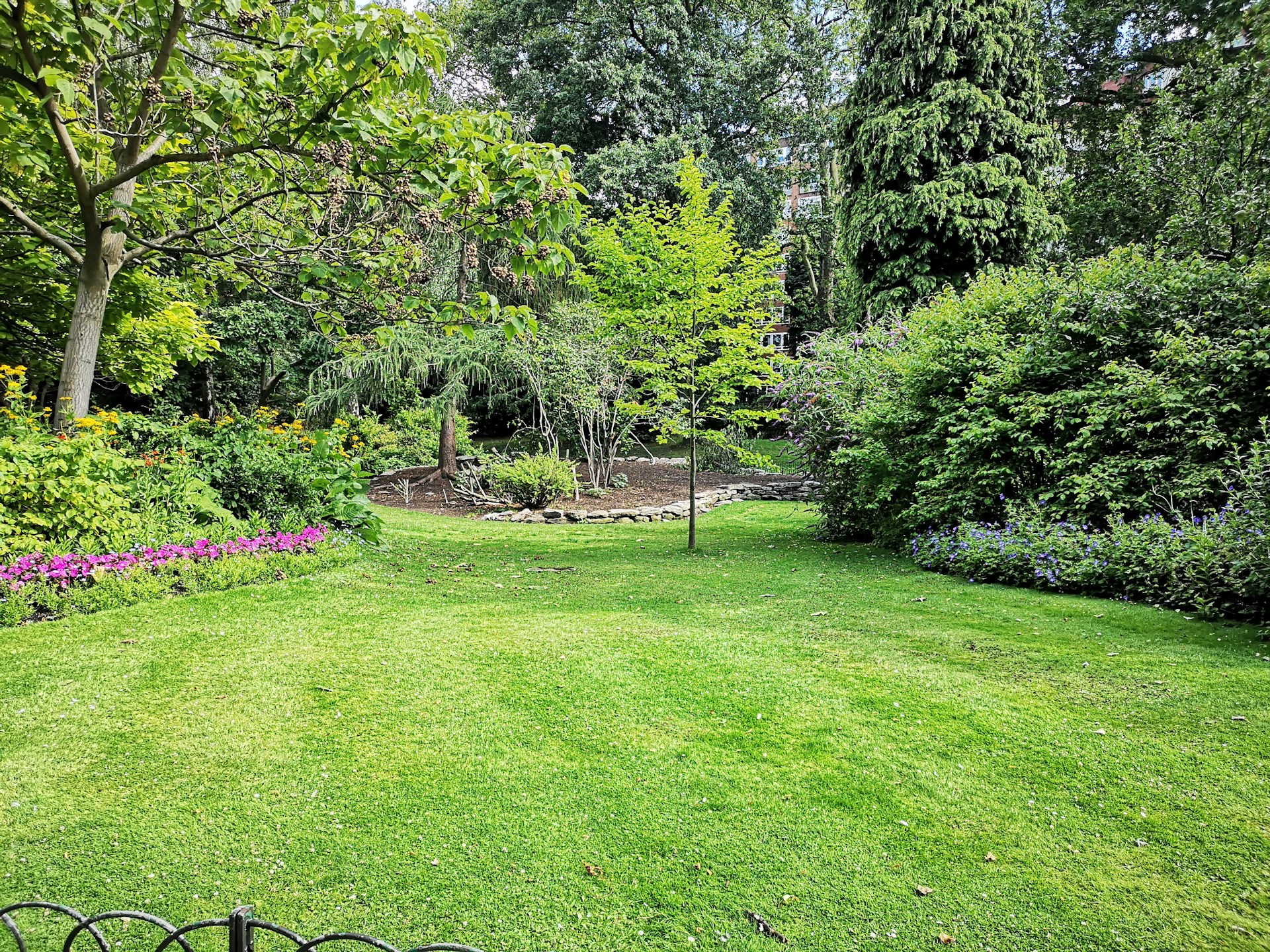 You are currently viewing Conseils pour entretenir son jardin et créer un espace extérieur harmonieux